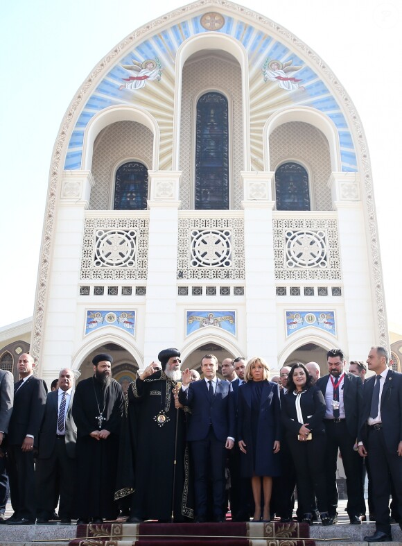 Le président de la République française Emmanuel Macron, sa femme la Première Dame Brigitte Macron et le pape copte orthodoxe Tawadros II (Théodore II) - Le président de la République française et sa femme la Première Dame et le pape copte orthodoxe au siège de la papauté copte à la cathédrale Saint-Marcdu Caire à Abbassia, Egypte, le 29 janvier 2019. Le couple présidentiel français est en visite officielle de trois jours en Egypte. © Dominique Jacovides/Bestimage