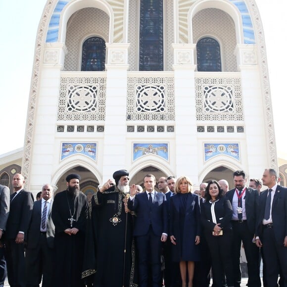 Le président de la République française Emmanuel Macron, sa femme la Première Dame Brigitte Macron et le pape copte orthodoxe Tawadros II (Théodore II) - Le président de la République française et sa femme la Première Dame et le pape copte orthodoxe au siège de la papauté copte à la cathédrale Saint-Marcdu Caire à Abbassia, Egypte, le 29 janvier 2019. Le couple présidentiel français est en visite officielle de trois jours en Egypte. © Dominique Jacovides/Bestimage