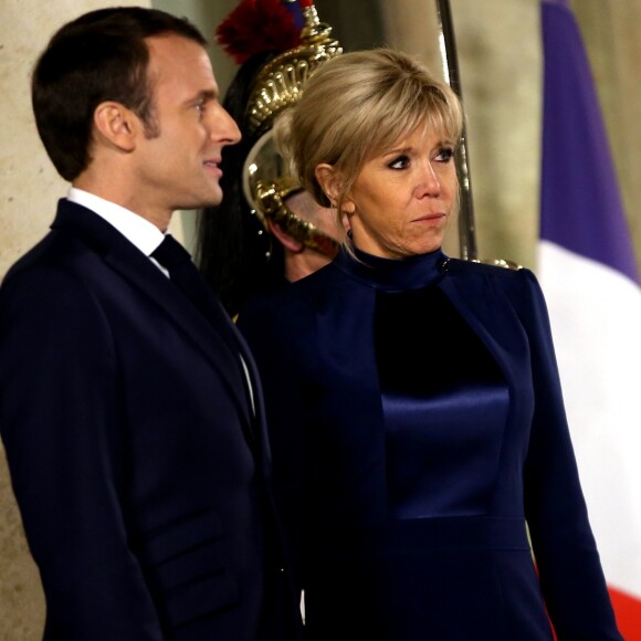 Le président de la République française Emmanuel Macron et sa femme la Première Dame Brigitte Macron (Trogneux) sur le perron du palais présidentiel - Le président de la République française reçoit pour le dîner officiel en l'honneur du président de l'État d'Israël et sa femme la Première Dame au Palais de l'Elysée à Paris, France, le 23 janvier 2019. © Dominique Jacovides/Bestimage