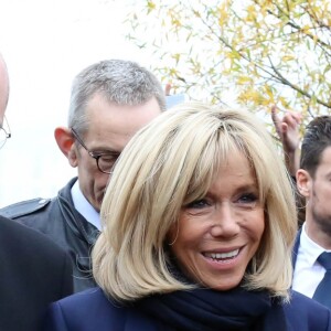 La première dame, Brigitte Macron, Jean-Michel Blanquer, ministre de l'éducation, Marlène Schiappa, secrétaire d'Etat, chargée de l'Egalité des femmes et des hommes se rendent au collège des petits ponts à Clamart, pour évoquer la lutte contre le harcèlement à l'école sous toutes ses formes à Clamart. Le 15 novembre 2018. © Stéphane Lemouton / Bestimage  First Lady Brigitte Macron, French Education Minister Jean-Michel Blanquer and French Junior Minister for Gender Equality Marlene Schiappa during a visit in a high school of Clamart "College les Petits Ponts" near Paris to raise awareness about bullying , France on November 15, 201815/11/2018 - Clamart