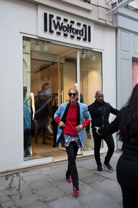 Photo C line Dion fait un passage la boutique Wolford rue