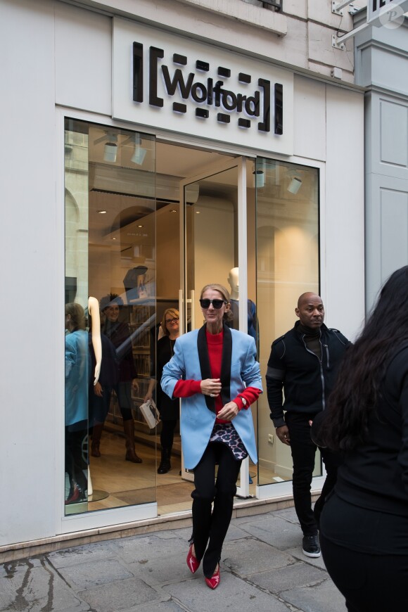 Photo C line Dion fait un passage la boutique Wolford rue