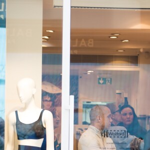 Céline Dion fait un passage à la boutique Wolford rue Saint Honoré à Paris le 31 janvier 2019.