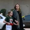 Angelina Jolie est allée chercher sa fille Vivienne à son cours d'arts martiaux à Los Angeles. Vivienne porte fièrement sa ceinture rouge et tiens la main de sa mère. Le 28 janvier 2019