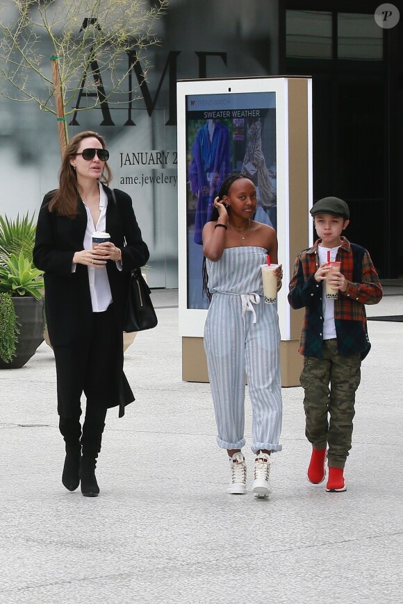 Exclusif - Angelina Jolie emmène sa fille V. Jolie-Pitt passer la journée chez Color Me Mine et part en virée shopping avec son fils Knox Jolie-Pitt et sa fille Sahara Jolie-Pitt à Los Angeles, le 13 janvier 2019