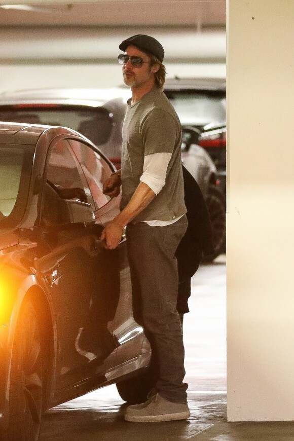 Exclusif - Brad Pitt grimpe dans sa voiture dans un parking souterrain à Beverly Hills le 29 janvier 2019.