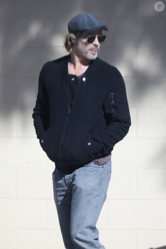 Exclusif - Brad Pitt en plein rendez-vous d'affaires à Los Angeles. Brad, très souriant, salue les photographes. Le 23 janvier 2019