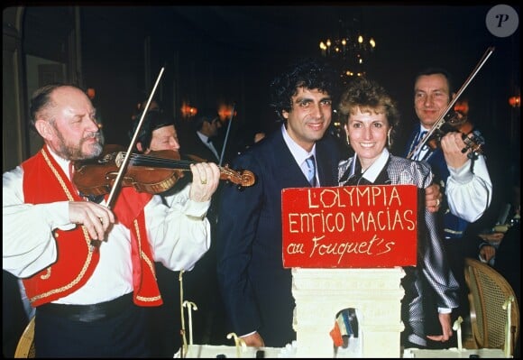 Enrico Macias et son épouse Suzy au Fouquet's à Paris, le 9 mars 1985.