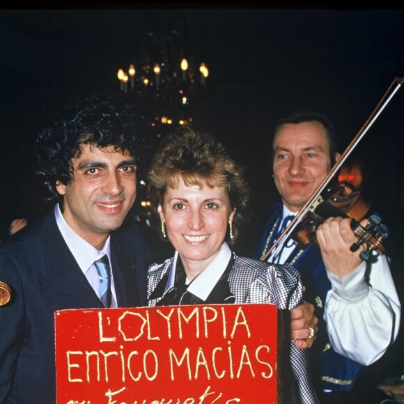 Enrico Macias et son épouse Suzy au Fouquet's à Paris, le 9 mars 1985.