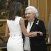 L'infante Pilar de Bourbon salue la reine Letizia d'Espagne lors d'une audience des membres de l'association "Nuevo Futuro" au palais de la Zarzuela à Madrid le 10 juillet 2018.