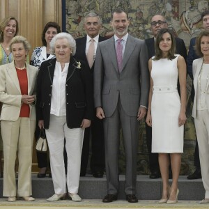 L'infante Pilar de Bourbon avec le roi Felipe VI et la reine Letizia d'Espagne lors d'une audience des membres de l'association "Nuevo Futuro" au palais de la Zarzuela à Madrid le 10 juillet 2018.