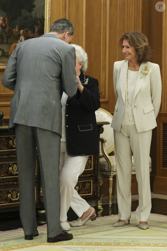 L'infante Pilar de Bourbon salue son neveu le roi Felipe VI d'Espagne lors d'une audience des membres de l'association "Nuevo Futuro" au palais de la Zarzuela à Madrid le 10 juillet 2018.