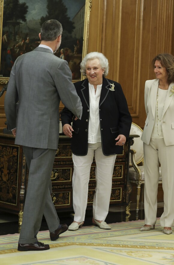 L'infante Pilar de Bourbon salue son neveu le roi Felipe VI d'Espagne lors d'une audience des membres de l'association "Nuevo Futuro" au palais de la Zarzuela à Madrid le 10 juillet 2018.