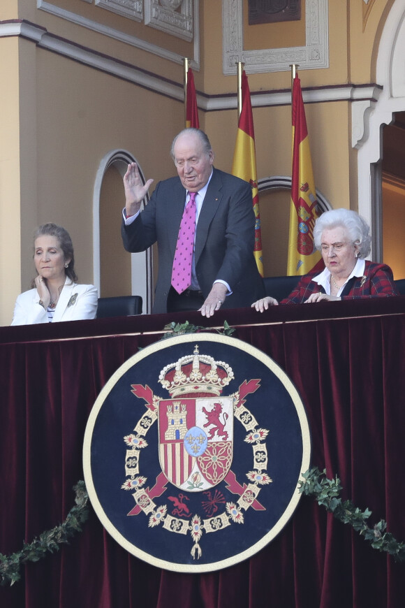 L'infante Elena, le roi Juan Carlos d'Espagne et l'infante Pilar de Bourbon lors des fêtes San Isidro à Madrid le 6 juin 2018