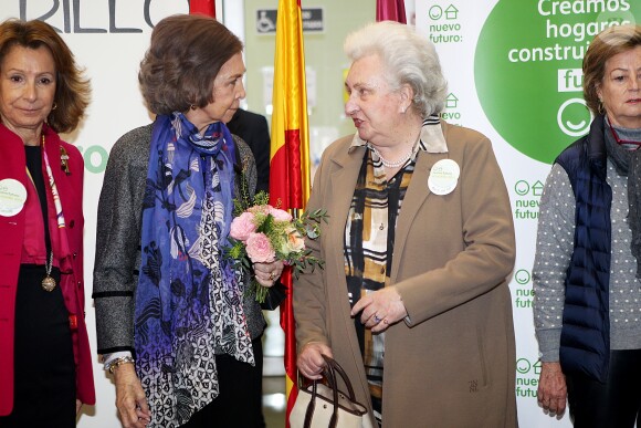 La reine Sofia d'Espagne et l'infante Pilar de Bourbon lors de la vente caritative ''Rastrillo Nuevo Futuro 2016'' à Madrid, le 22 novembre 2016.