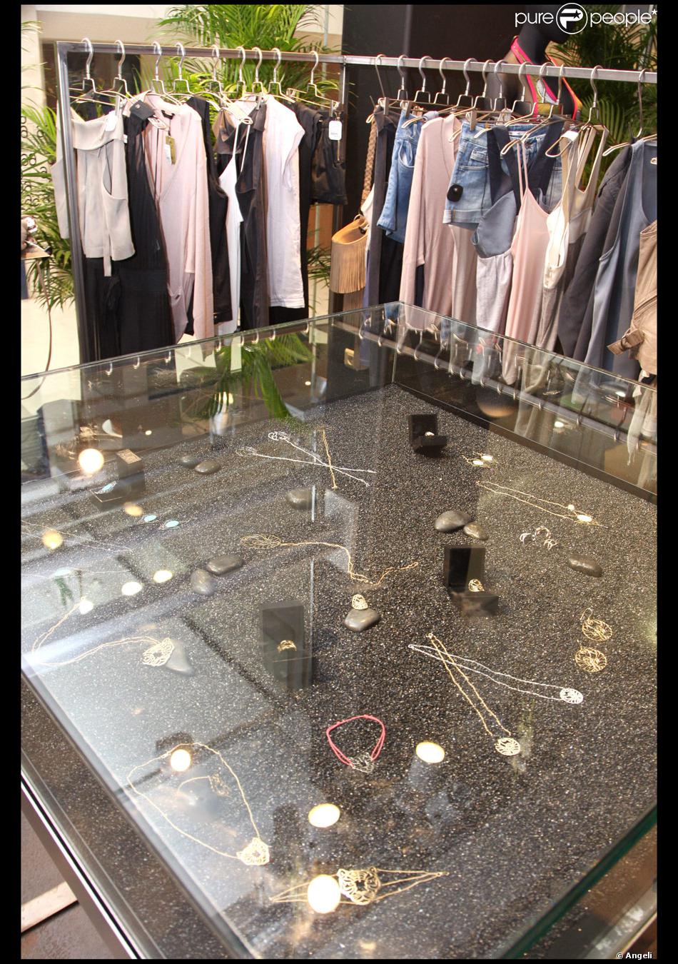 Vitrine De Bijoux Nessa Au Concept Store Le 66 66 Avenue Des Champs Elysees A Paris Purepeople