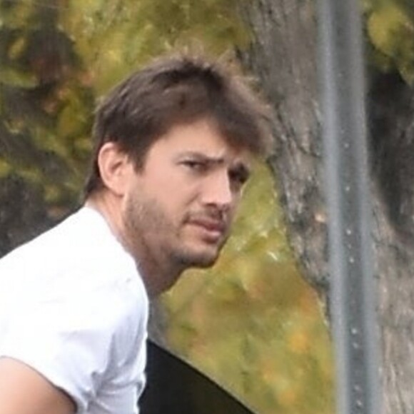 Exclusif - Ashton Kutcher et sa femme Mila Kunis sont allés rendre visite à des amis avec leur fils Dimitri à Los Angeles. Le 28 novembre 2018