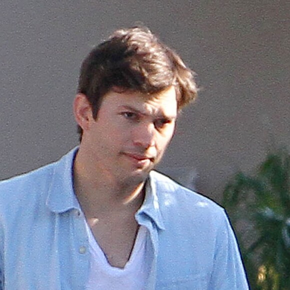 Exclusif - Ashton Kutcher se balade avec sa fille Wyatt dans les rues de Studio City, le 12 avril 2017