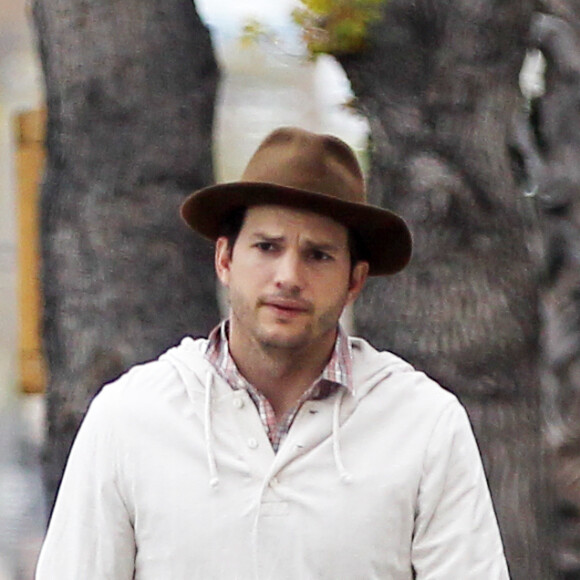 Exclusif - Ashton Kutcher a acheté un petit sac rose pour sa fille à Los Angeles, le 21 mars 2017. © CPA/Bestimage