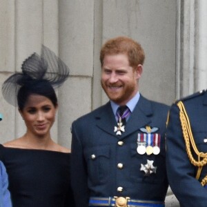 La reine Elisabeth II d'Angleterre, Meghan Markle, duchesse de Sussex (habillée en Dior Haute Couture par Maria Grazia Chiuri), le prince Harry, duc de Sussex, le prince William, duc de Cambridge, Kate Catherine Middleton, duchesse de Cambridge - La famille royale d'Angleterre lors de la parade aérienne de la RAF pour le centième anniversaire au palais de Buckingham à Londres. Le 10 juillet 2018