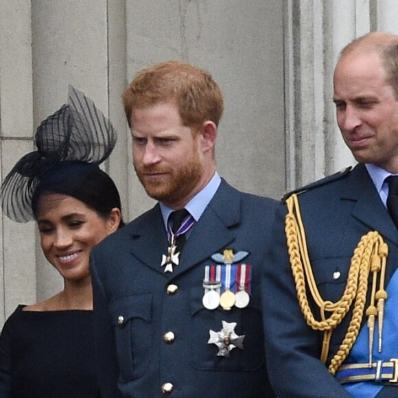 La reine Elisabeth II d'Angleterre, Meghan Markle, duchesse de Sussex (habillée en Dior Haute Couture par Maria Grazia Chiuri), le prince Harry, duc de Sussex, le prince William, duc de Cambridge, Kate Catherine Middleton, duchesse de Cambridge - La famille royale d'Angleterre lors de la parade aérienne de la RAF pour le centième anniversaire au palais de Buckingham à Londres. Le 10 juillet 2018