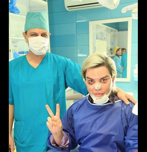 Rodrigo Alves et son chirurgien, le docteur Ghobadi, à Téhéran. Janvier 2019.