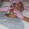 Rodrigo Alves alias "Human Ken Doll" lors d'une opération chirurgicale du visage au centre Medico Beauty & IVF de Prague, République tchèque, le 3 mai 2018.
