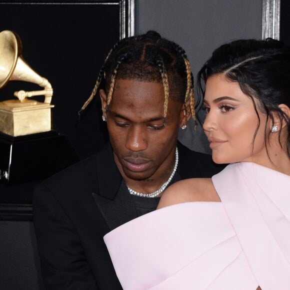 Travis Scott et sa compagne Kylie Jenner, habillée d'un look Balmain (collection Couture printemps-été 2019) - Les célébrités arrivent à la 61ème soirée annuelle des GRAMMY Awards à Los Angeles, le 10 février 2019.