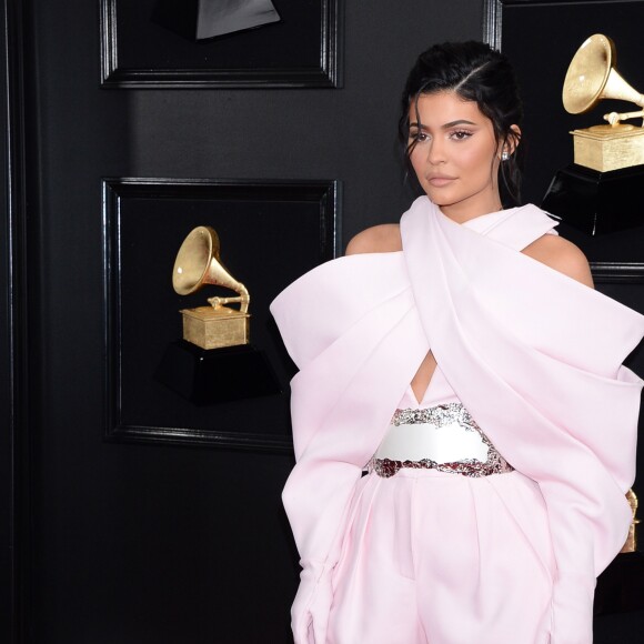Travis Scott et sa compagne Kylie Jenner, habillée d'un look Balmain (collection Couture printemps-été 2019) - Les célébrités arrivent à la 61ème soirée annuelle des GRAMMY Awards à Los Angeles, le 10 février 2019.