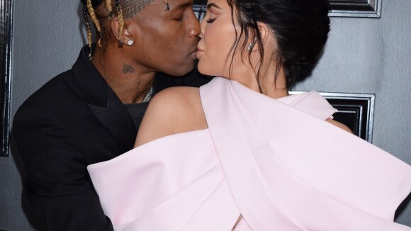 Kylie Jenner : Craquante en rose bonbon aux Grammys, elle console Travis Scott