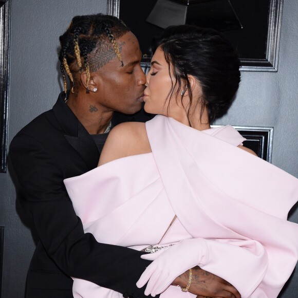 Travis Scott et sa compagne Kylie Jenner, habillée d'un look Balmain (collection Couture printemps-été 2019) - Les célébrités arrivent à la 61ème soirée annuelle des GRAMMY Awards à Los Angeles, le 10 février 2019.