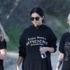 Selena Gomez se promène avec ses amies à Los Angeles le 21 décembre 2018.