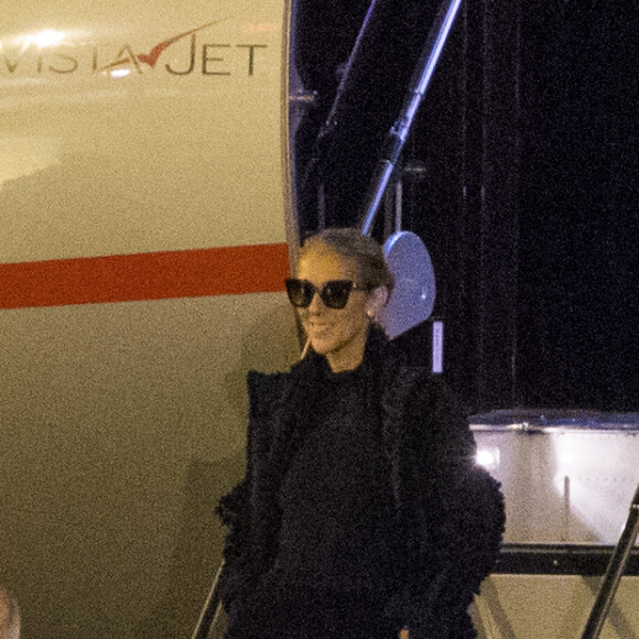 Exclusif - Celine Dion salue ses fans à l'aéroport avant de monter dans son jet le 1er février 2019.