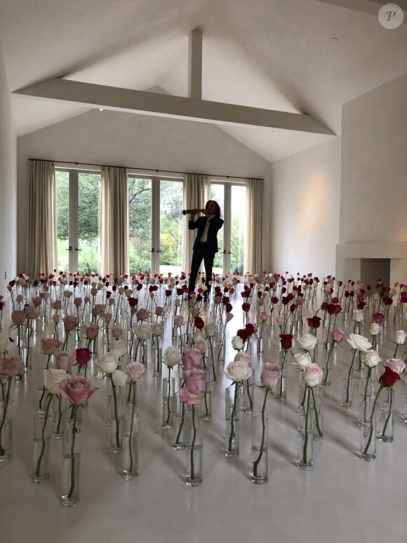 Kenny G joue du saxophone dans le salon de Kim Kardashian, décoré de roses. Février 2019.