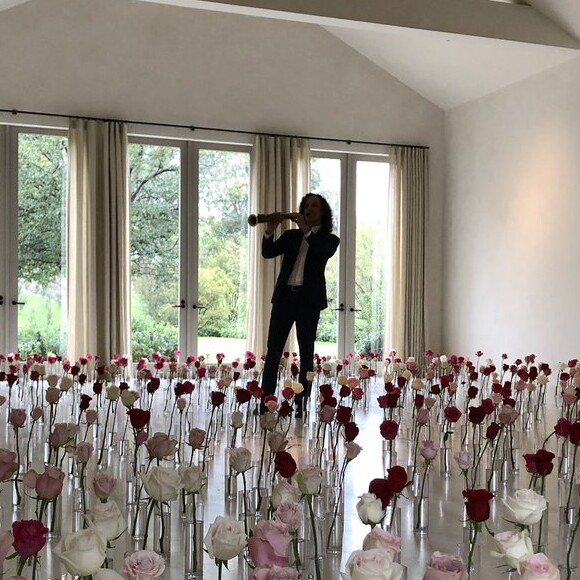 Kenny G joue du saxophone dans le salon de Kim Kardashian, décoré de roses. Février 2019.