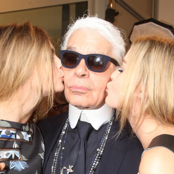 Cara Delevingne, Karl Lagerfeld et Georgia May Jagger - Backstage du défilé de mode "Fendi" lors de la fashion week de Milan. Le 17 septembre 2014