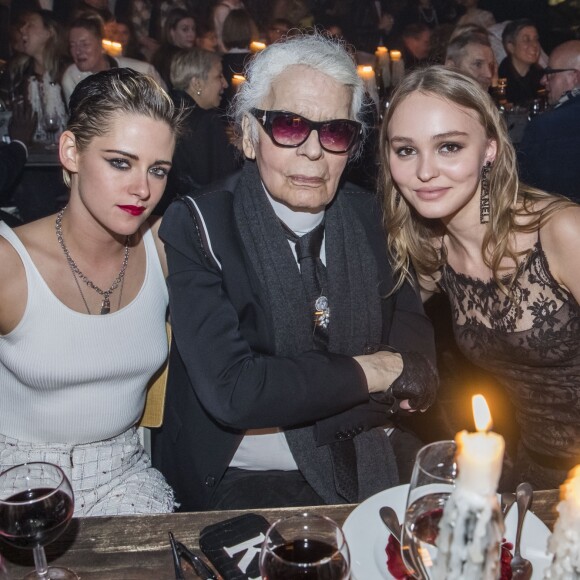 Kristen Stewart, Karl Lagerfeld, Lily-Rose Depp - Dîner du défilé Collection Métiers d'Art Chanel à la Philharmonie de l'Elbe à Hambourg en Allemagne le 6 décembre 2017. © Olivier Borde/Bestimage