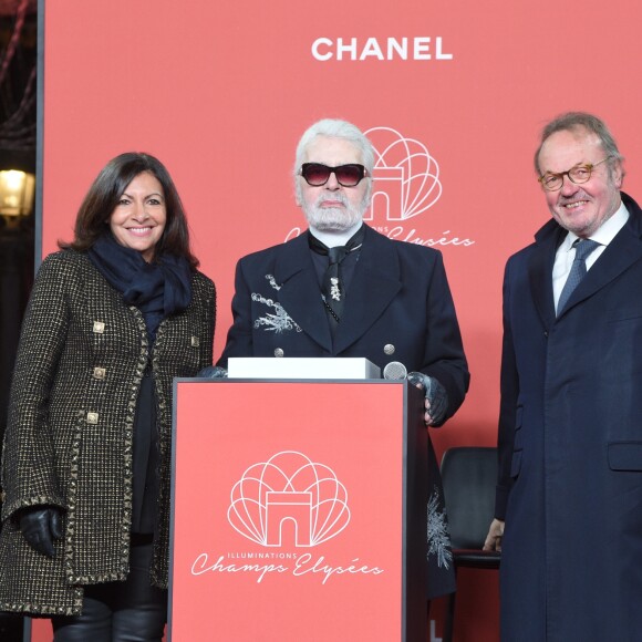 Anne Hidalgo (maire de Paris), Karl Lagerfeld et Jean-Noël Reinhardt (président du Comité Champs-Elysées) lors de l'illumination des Champs-Elysées à l'ocassion des Fêtes de Noël. Paris, le 22 novembre 2018. © Guirec Coadic/Bestimage