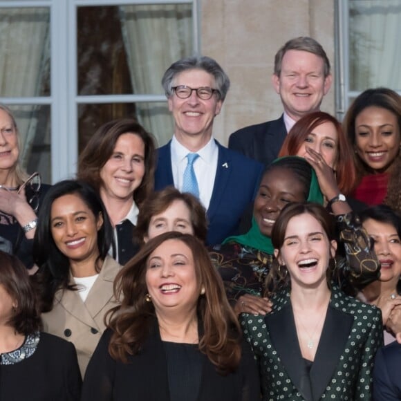 La réalisatrice Lisa Azuelos, la prix Nobel de la paix en 2018, Nadia Murad, Bochra Belhaj Hmida, Aissata Lam, Irene Natividad, la journaliste et écrivaine Rula Jebreal Wided Bouchamaoui, l'actrice britannique Emma Watson, le président de la République française Emmanuel Macron, sa femme la Première Dame Brigitte Macron, Marlène Schiappa, secrétaire d'Etat, chargée de l'Egalité des femmes et des hommes, Jamie McCourt, ambassadrice des Etats Unis en France, Mercedes Eva, l'avocate japonaise Yoko Hayashi, Denis Mukwege, le prix Nobel de la paix en 2018 lors de la photo de famille des participants à la réunion du conseil consultatif pour l'égalité entre les femmes et les hommes au palais de l'Elysée à Paris, France, le 19 février 2019. © Jacques Witt/Pool/Bestimage