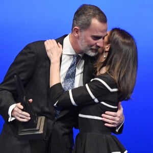 Le roi Felipe VI d'Espagne, qui embrasse sa femme la reine Letizia, s'est vu remettre le Prix mondial de la Paix et de la Liberté décerné par l'Association mondiale des juristes (JWA) lors de la clôture du Congrès mondial de droit au Théâtre royal à Madrid le 20 février 2019.