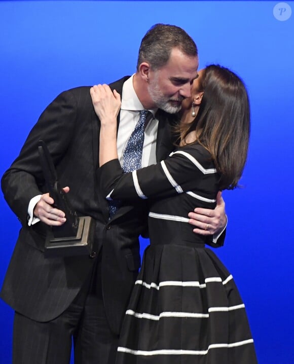 Le roi Felipe VI d'Espagne, qui embrasse sa femme la reine Letizia, s'est vu remettre le Prix mondial de la Paix et de la Liberté décerné par l'Association mondiale des juristes (JWA) lors de la clôture du Congrès mondial de droit au Théâtre royal à Madrid le 20 février 2019.