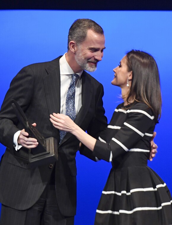 Le roi Felipe VI d'Espagne s'est vu remettre en présence de la reine Letizia le Prix mondial de la Paix et de la Liberté décerné par l'Association mondiale des juristes (JWA) lors de la clôture du Congrès mondial de droit au Théâtre royal à Madrid le 20 février 2019.