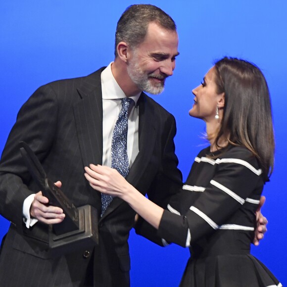 Le roi Felipe VI d'Espagne s'est vu remettre en présence de la reine Letizia le Prix mondial de la Paix et de la Liberté décerné par l'Association mondiale des juristes (JWA) lors de la clôture du Congrès mondial de droit au Théâtre royal à Madrid le 20 février 2019.