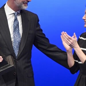 Le roi Felipe VI d'Espagne s'est vu remettre, applaudi par sa femme la reine Letizia, le Prix mondial de la Paix et de la Liberté décerné par l'Association mondiale des juristes (JWA) lors de la clôture du Congrès mondial de droit au Théâtre royal à Madrid le 20 février 2019.