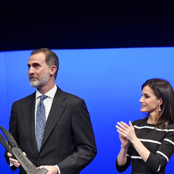 Le roi Felipe VI d'Espagne s'est vu remettre, applaudi par sa femme la reine Letizia, le Prix mondial de la Paix et de la Liberté décerné par l'Association mondiale des juristes (JWA) lors de la clôture du Congrès mondial de droit au Théâtre royal à Madrid le 20 février 2019.