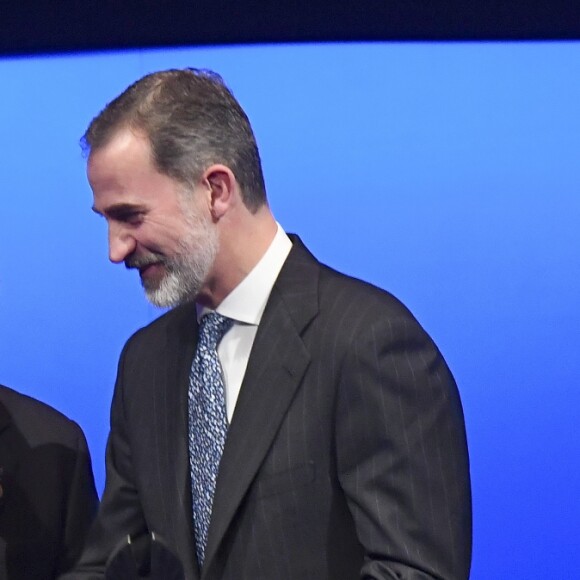 Le roi Felipe VI d'Espagne s'est vu remettre en présence de la reine Letizia le Prix mondial de la Paix et de la Liberté décerné par l'Association mondiale des juristes (JWA) lors de la clôture du Congrès mondial de droit au Théâtre royal à Madrid le 20 février 2019.