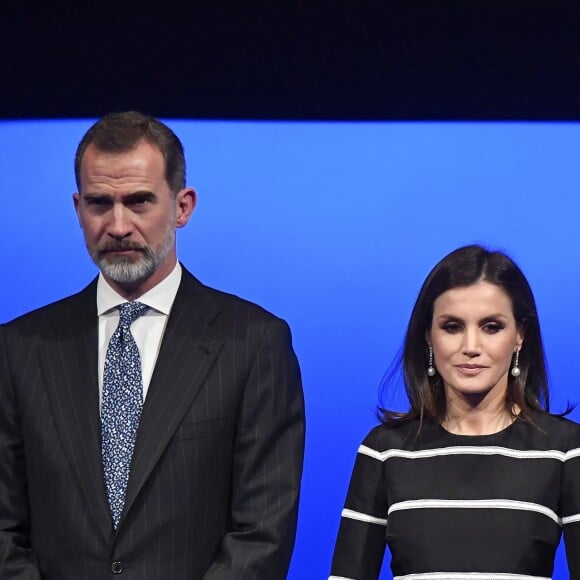 Le roi Felipe VI d'Espagne s'est vu remettre en présence de la reine Letizia le Prix mondial de la Paix et de la Liberté décerné par l'Association mondiale des juristes (JWA) lors de la clôture du Congrès mondial de droit au Théâtre royal à Madrid le 20 février 2019.