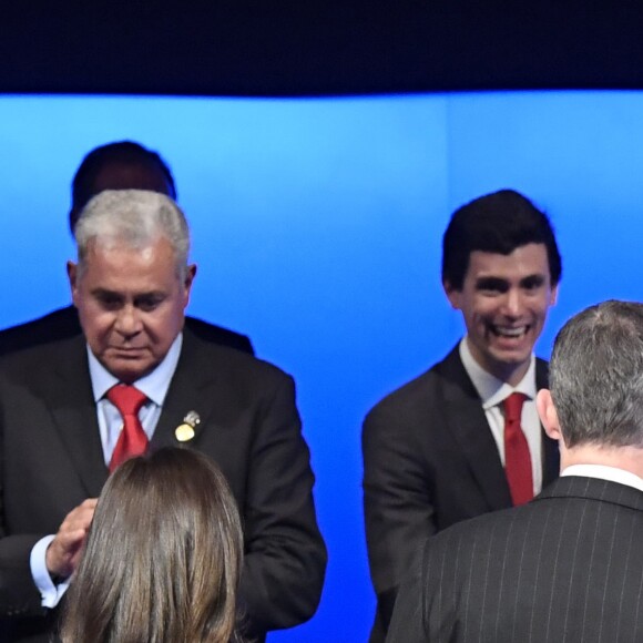 Le roi Felipe VI d'Espagne s'est vu remettre en présence de la reine Letizia le Prix mondial de la Paix et de la Liberté décerné par l'Association mondiale des juristes (JWA) lors de la clôture du Congrès mondial de droit au Théâtre royal à Madrid le 20 février 2019.