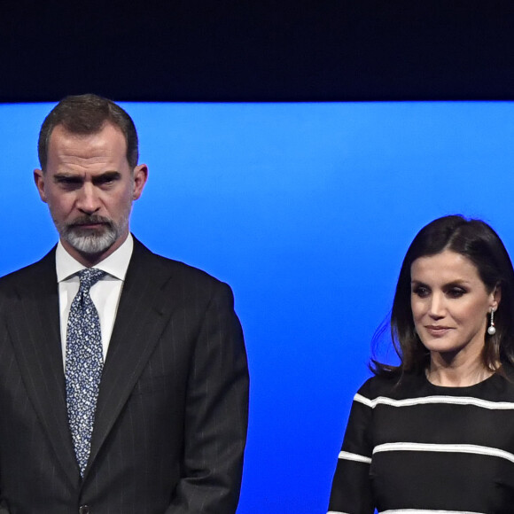 Le roi Felipe VI d'Espagne s'est vu remettre en présence de la reine Letizia le Prix mondial de la Paix et de la Liberté décerné par l'Association mondiale des juristes (JWA) lors de la clôture du Congrès mondial de droit au Théâtre royal à Madrid le 20 février 2019.