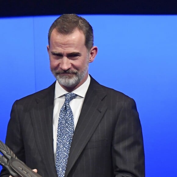 Le roi Felipe VI d'Espagne s'est vu remettre en présence de la reine Letizia le Prix mondial de la Paix et de la Liberté décerné par l'Association mondiale des juristes (JWA) lors de la clôture du Congrès mondial de droit au Théâtre royal à Madrid le 20 février 2019.